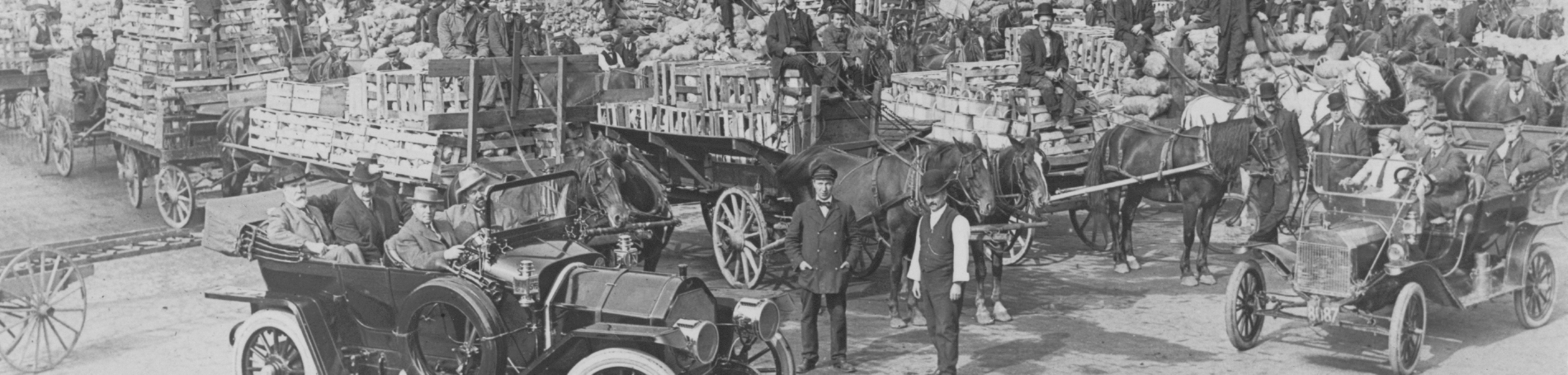 Photo of crowd of wagons and horses from Archives.