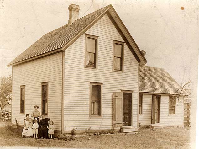 Ellen with her grandchildren, at the farmhouse near Corunna (1915).