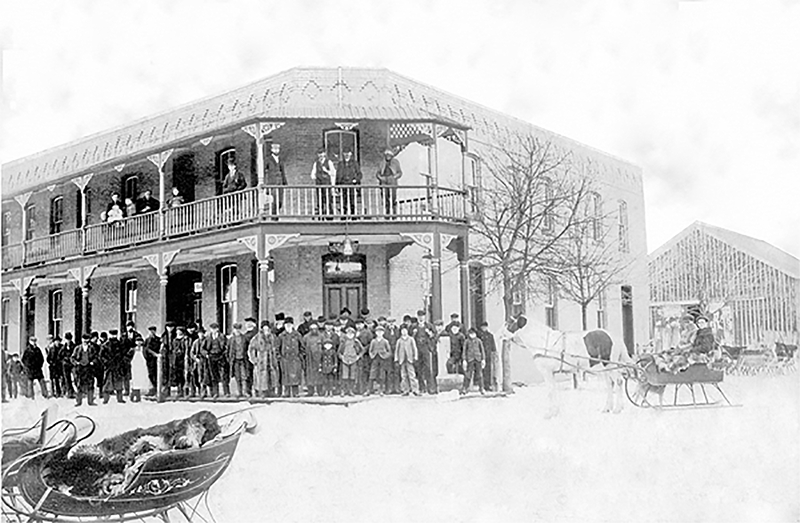 Royal Hotel, Arkona, with many people standing under the veranda.