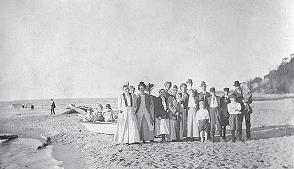 Group photo of Knox Presbyterian Church picnic attendees at Ipperwash.