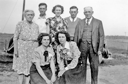 7 members of the Levitt Family. 