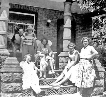 Minielly and Cates families at Laverne Cates’ home.