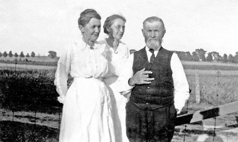 Ellie, Lizzie and Bill Watson.