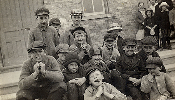 The students of SS#8 White School, 1915.