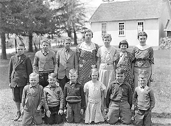 SS#3, Elarton 1935 with a group of school children posed for the photo.